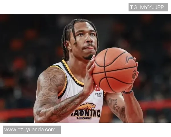 亚当斯与广东队精彩对决集锦回顾展现篮球魅力与激情时刻